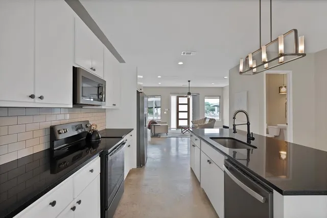 $3,100 | 4633 Calmont Avenue, Fort Worth, TX 76107