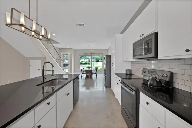 $3,100 | 4633 Calmont Avenue, Fort Worth, TX 76107