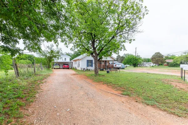 a view of a house with backyard and porch