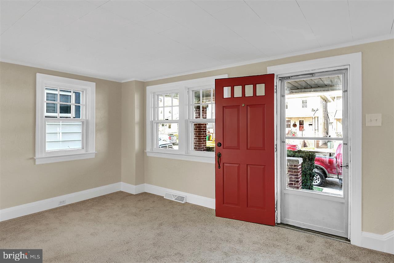 336 Springdale Road York, PA 17403 - Photo 3 of 30 Gallery Image 3