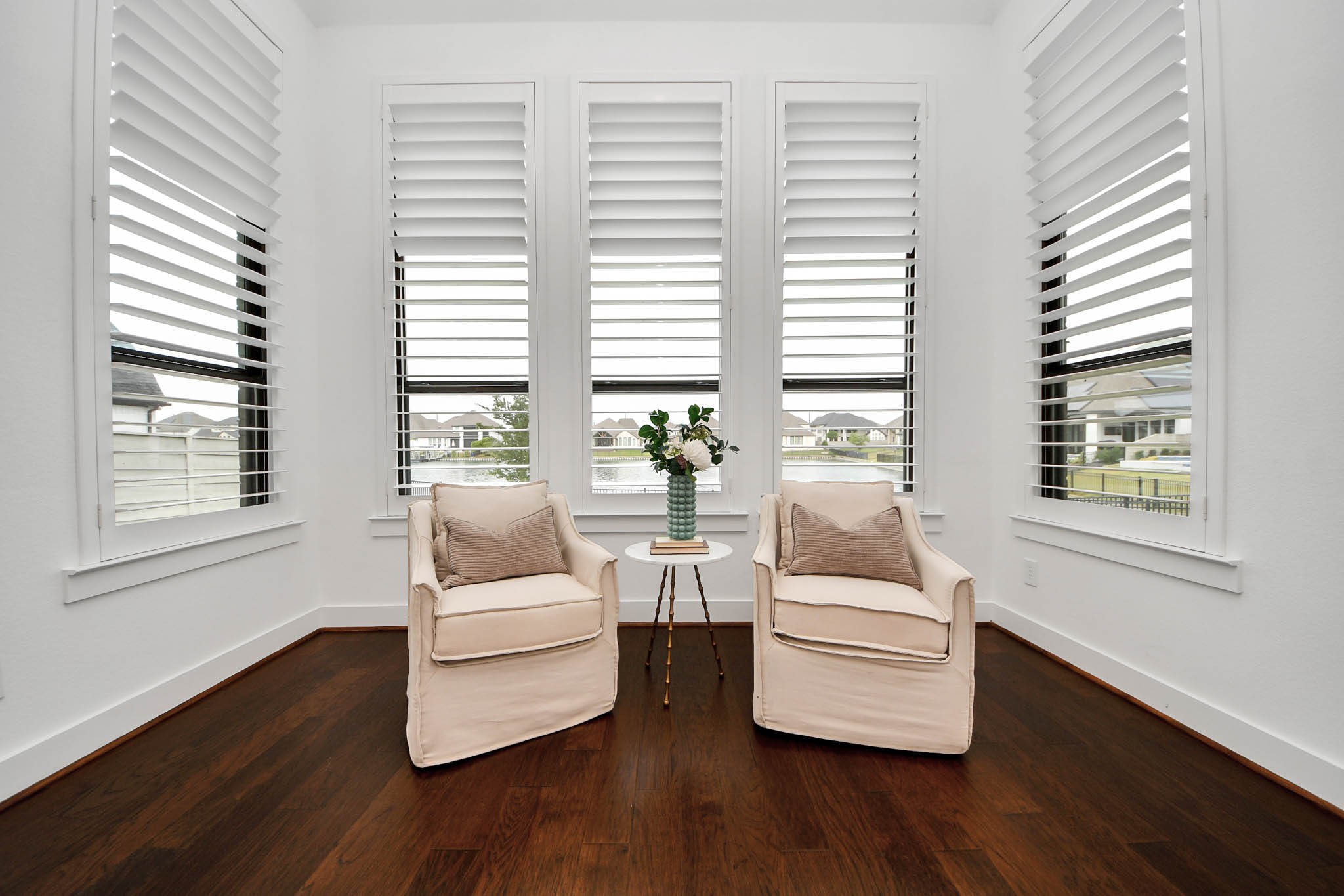 4310 Bakers Cove Manvel, TX 77578 - Photo 24 of 47 Sitting area in primary bedroom