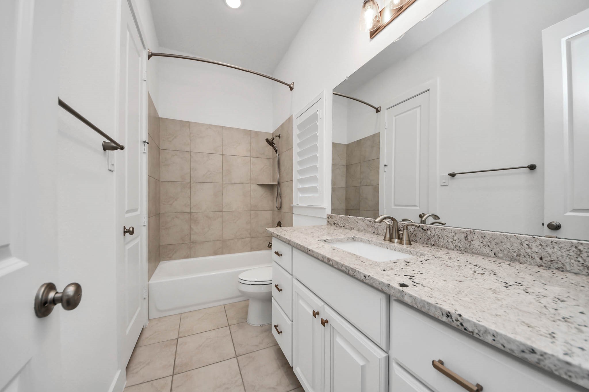 4310 Bakers Cove Manvel, TX 77578 - Photo 6 of 47 En suite bath for the front secondary bedroom