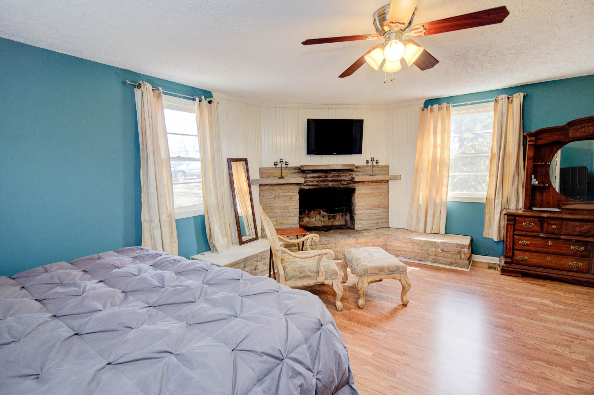 1409 5th Avenue West Springfield, TN 37172 - Photo 22 of 41 a bedroom with a bed and a flat screen tv