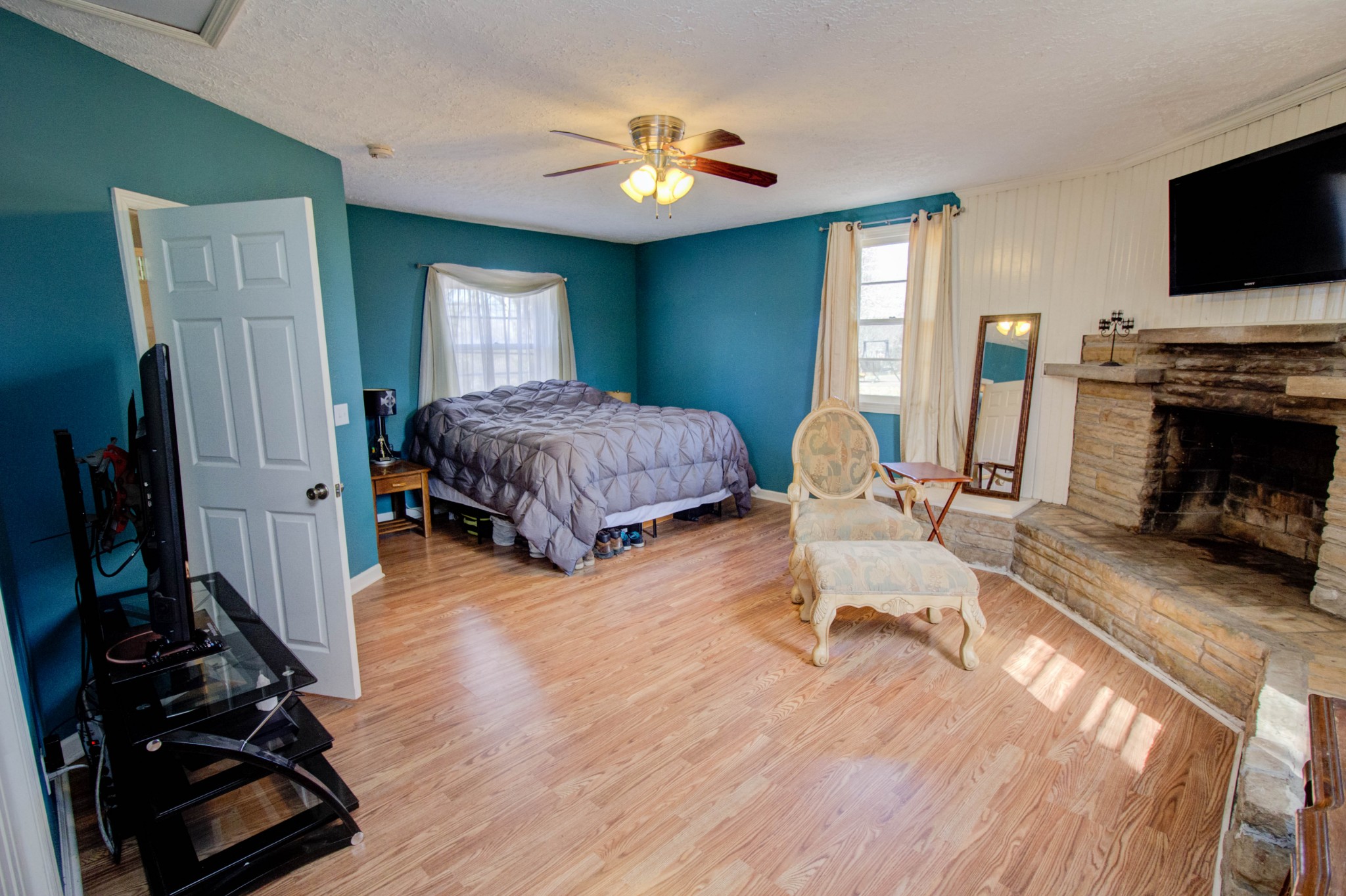 1409 5th Avenue West Springfield, TN 37172 - Photo 24 of 41 a living room with furniture and a flat screen tv