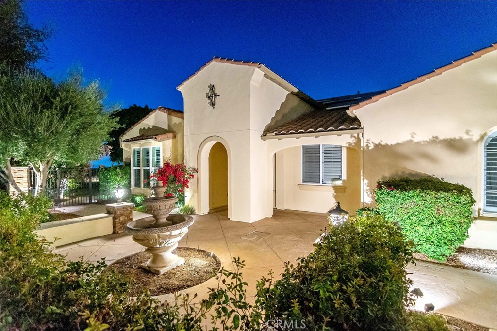 689 Crystal Mountain Circle Riverside, CA 92506 - Photo 9 of 74 Front Courtyard