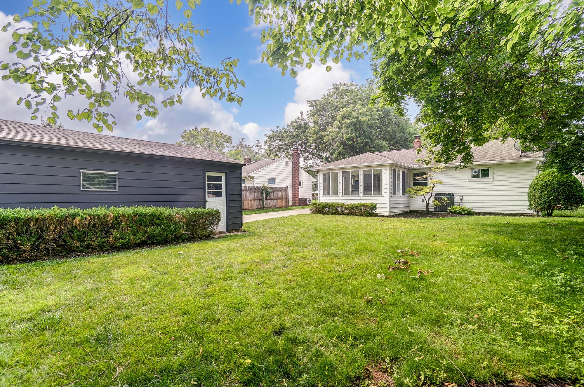 2166 Edgevale Road Columbus, OH 43221 - Photo 32 of 34 047