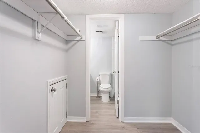 a bathroom that has a toilet in it