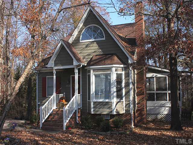 ADORABLE HEDINGHAM COTTAGE ON A PRIVATE LOT WITH SCREENED PORCH.