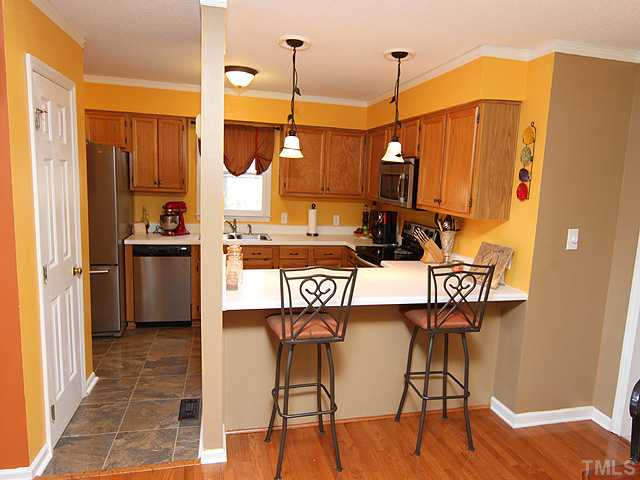 2016 Osbourne Court Raleigh, NC 27604 - Photo 5 of 15 KITCHEN FEATUES BREAKFAST BAR