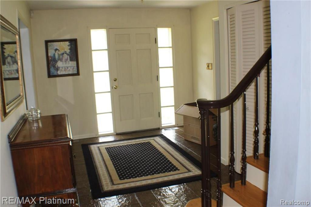 7041 Stonebrook Road West Bloomfield, MI 48322 - Photo 2 of 23