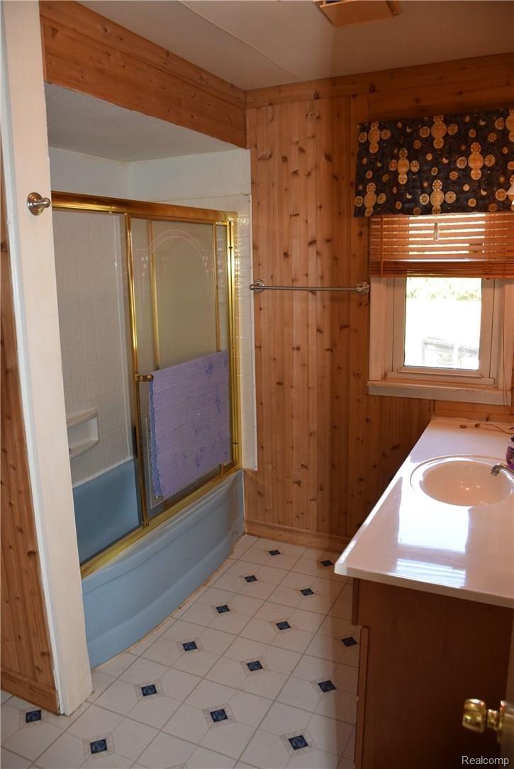 29679 Hickey Road New Baltimore, MI 48051 - Photo 26 of 33 26 tub.JPG