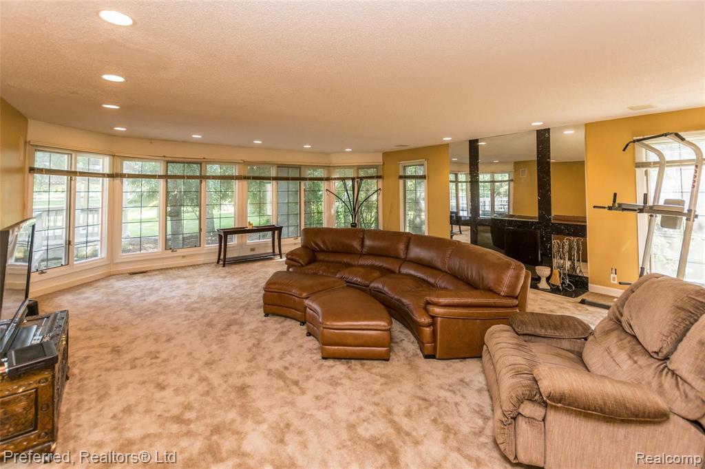 34015 Lyncroft Street Farmington Hills, MI 48331 - Photo 12 of 34