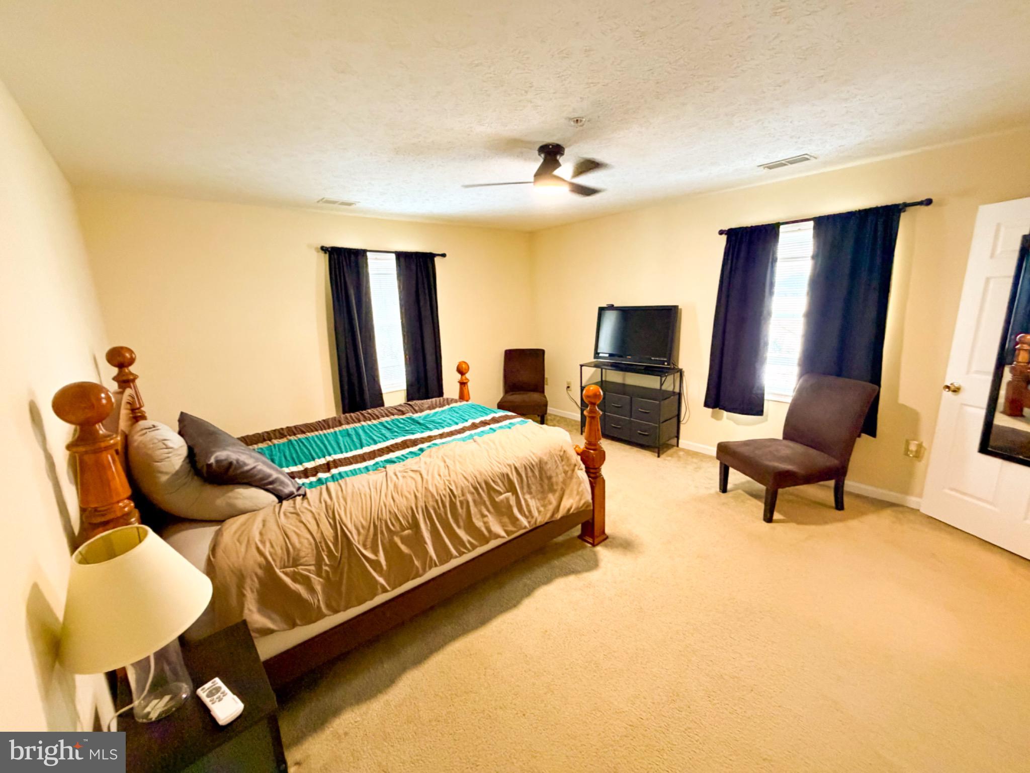 1292 South Ox Road, Unit F9 Woodstock, VA 22664 - Photo 6 of 19 Spacious bedroom with natural light.