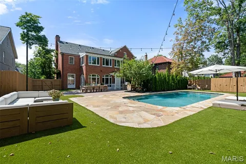 $1,799,900 | 20 Ridgemoor Drive, Clayton, MO 63105