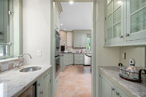 $1,799,900 | 20 Ridgemoor Drive, Clayton, MO 63105