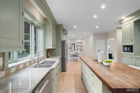 $1,799,900 | 20 Ridgemoor Drive, Clayton, MO 63105