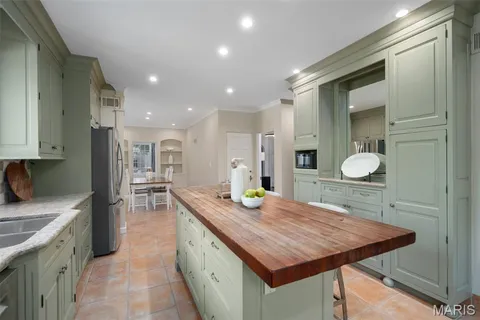 $1,799,900 | 20 Ridgemoor Drive, Clayton, MO 63105