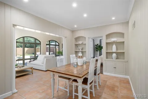 $1,799,900 | 20 Ridgemoor Drive, Clayton, MO 63105