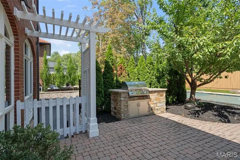 $1,799,900 | 20 Ridgemoor Drive, Clayton, MO 63105