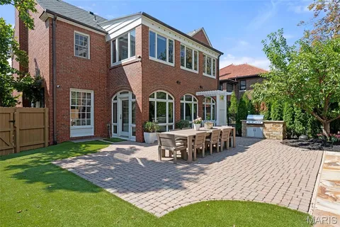 $1,799,900 | 20 Ridgemoor Drive, Clayton, MO 63105