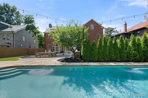 $1,799,900 | 20 Ridgemoor Drive, Clayton, MO 63105