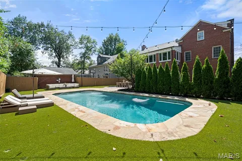 $1,799,900 | 20 Ridgemoor Drive, Clayton, MO 63105