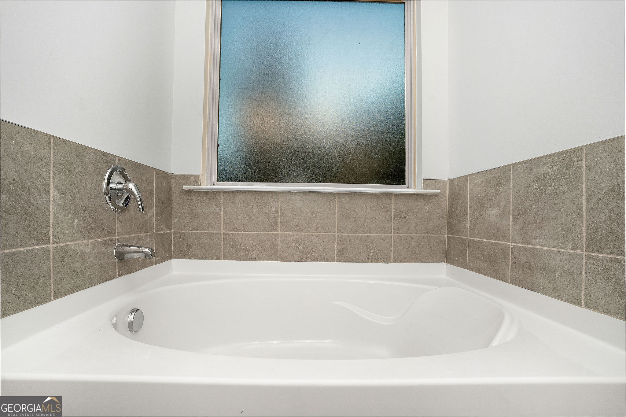 67 Sydney Court, Unit 44 Mansfield, GA 30055 - Photo 23 of 30 a bathroom with a bathtub