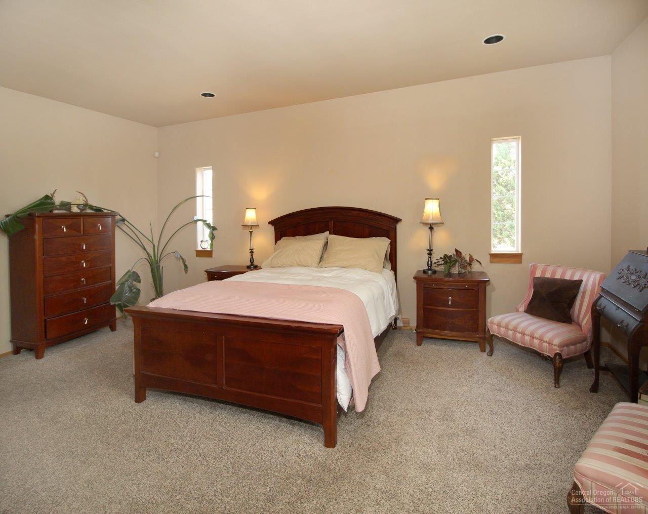 64624 Deschutes Market Road Bend, OR 97701 - Photo 11 of 25 Huge master on the main level.