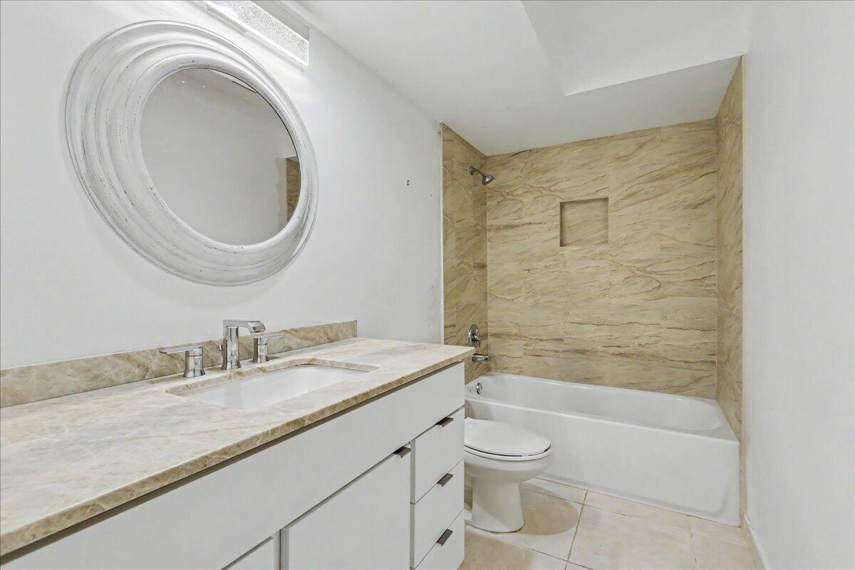 201 Southwest 1st Street, Unit 9 Boca Raton, FL 33432 - Photo 29 of 38 Bathroom