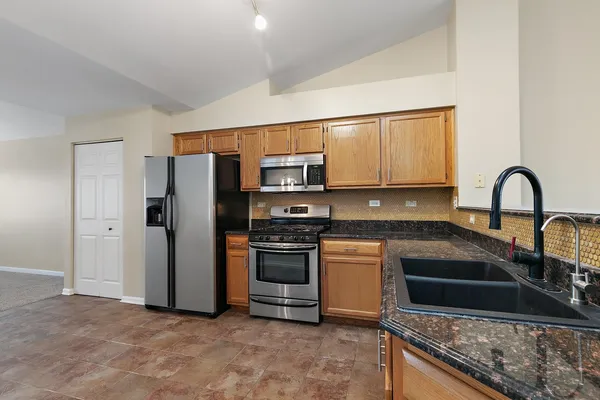 $2,700 | 240 Camel Bend Court, Schaumburg, IL 60107