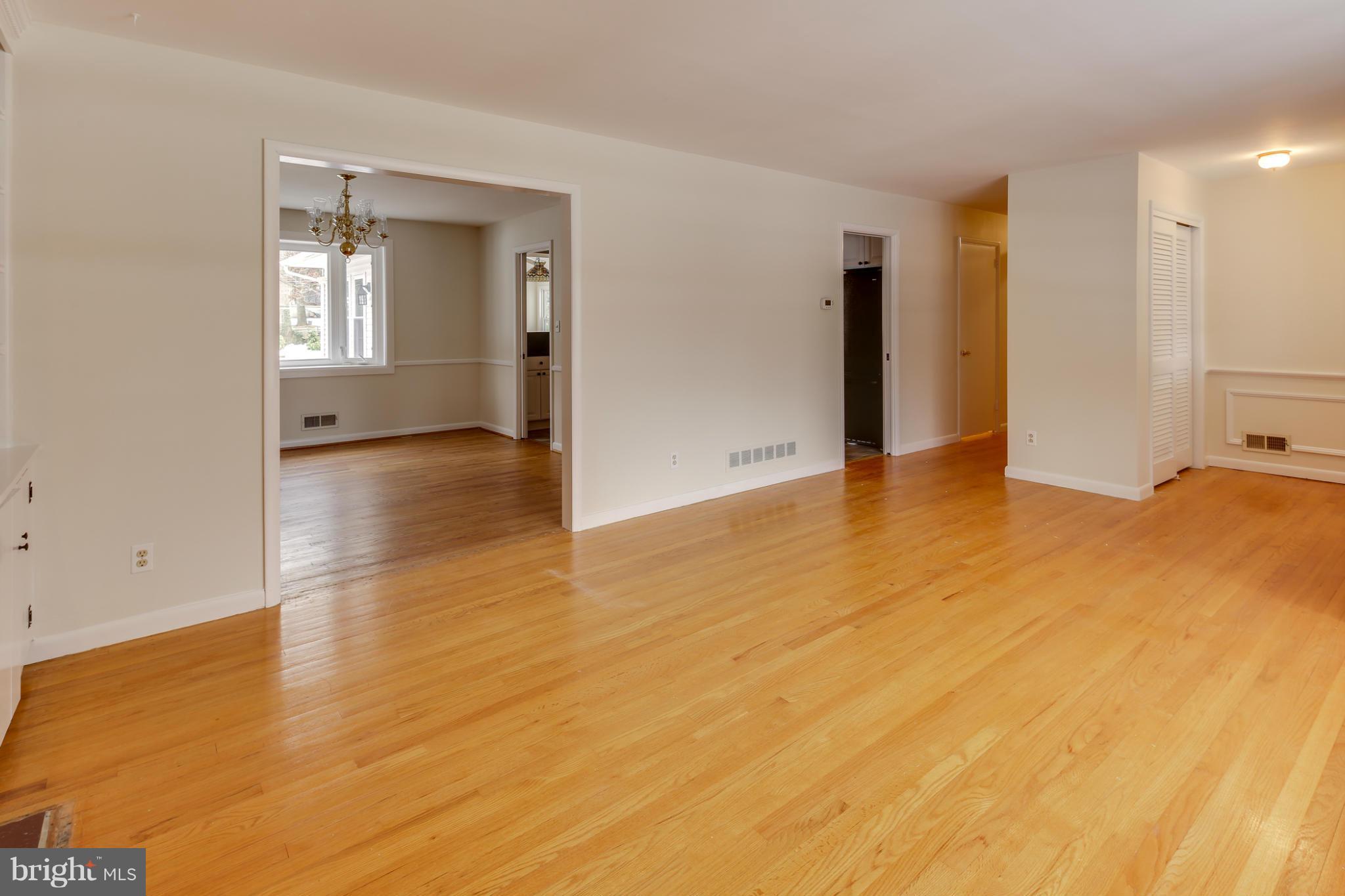 211 East Ridgely Road Lutherville-Timonium, MD 21093 - Photo 5 of 30 Living Room