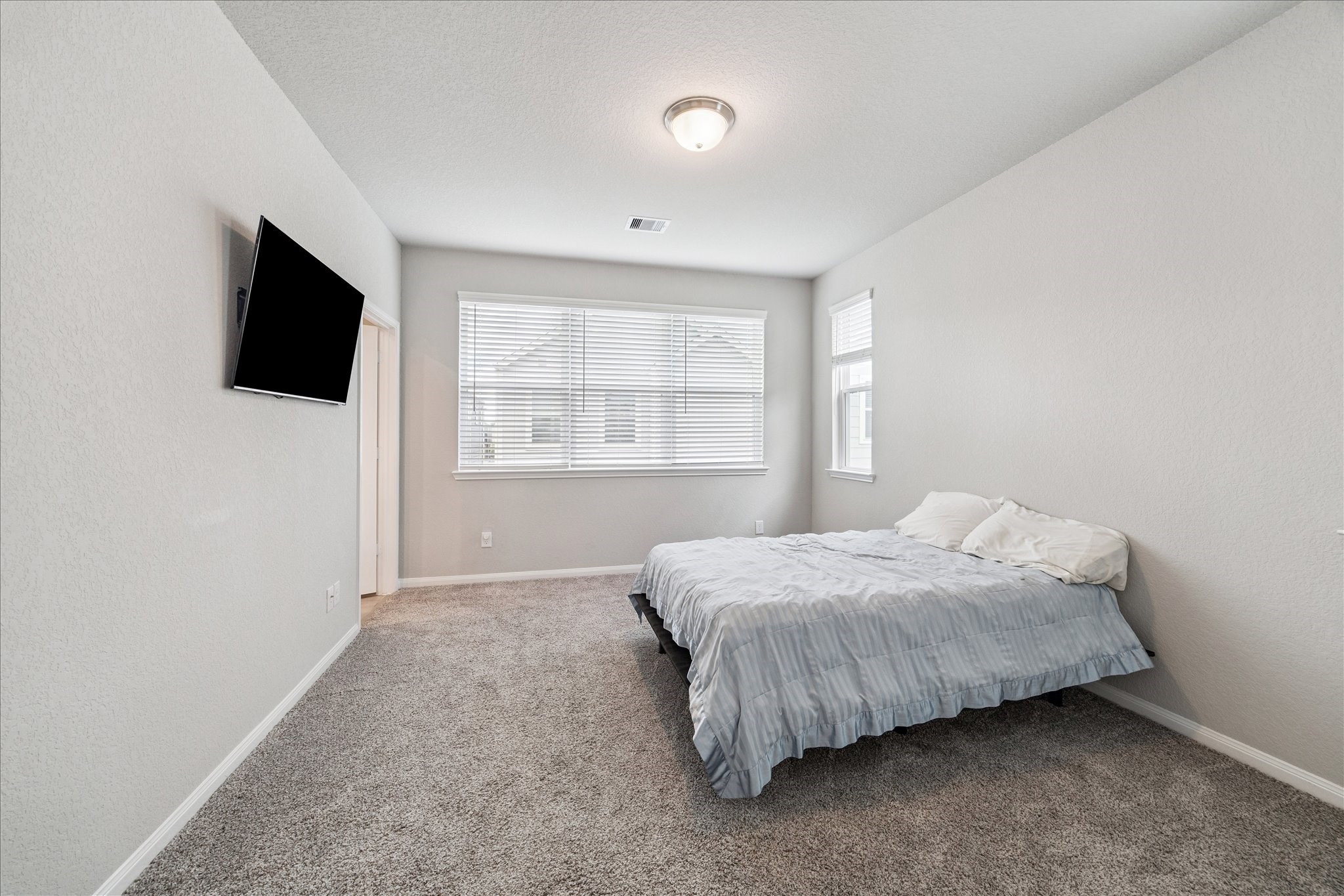 5502 Cuerta Street Houston, TX 77023 - Photo 16 of 25 This bedroom also features plenty of natural light and an en-suite bathroom.