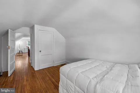a view of livingroom with furniture