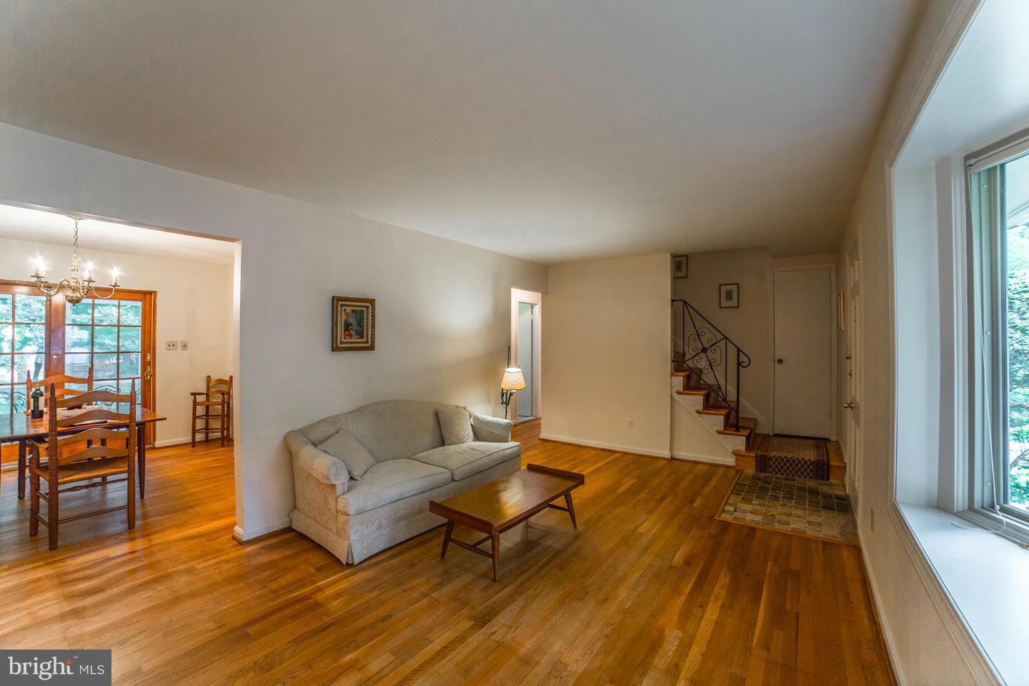 8666 Cromwell Drive Springfield, VA 22151 - Photo 11 of 30 Living Room