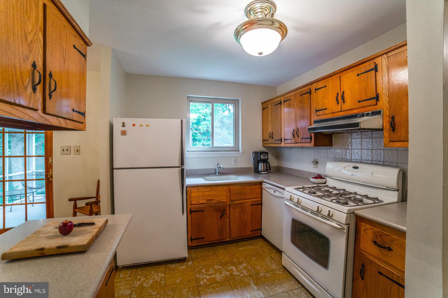 8666 Cromwell Drive Springfield, VA 22151 - Photo 17 of 30 Kitchen
