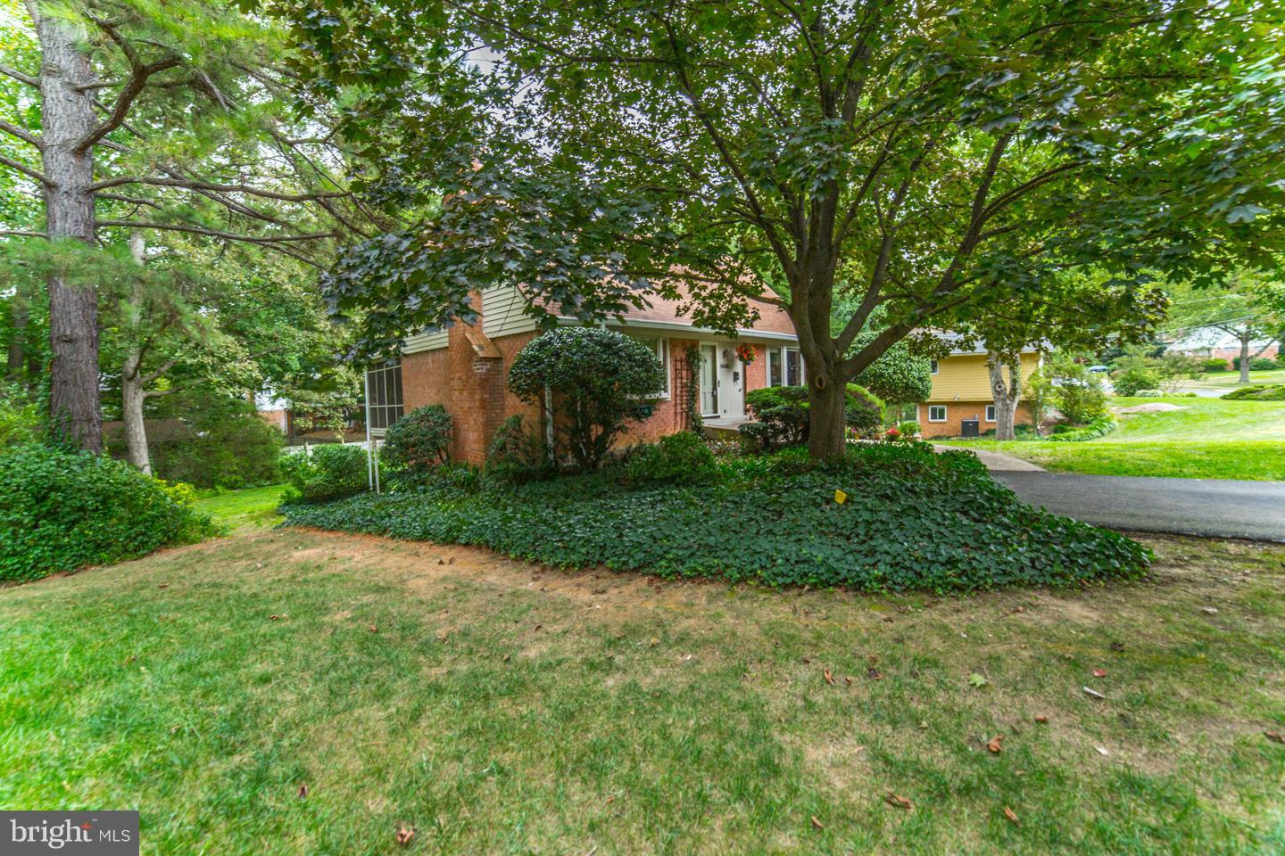 8666 Cromwell Drive Springfield, VA 22151 - Photo 4 of 30 Exterior (Front)