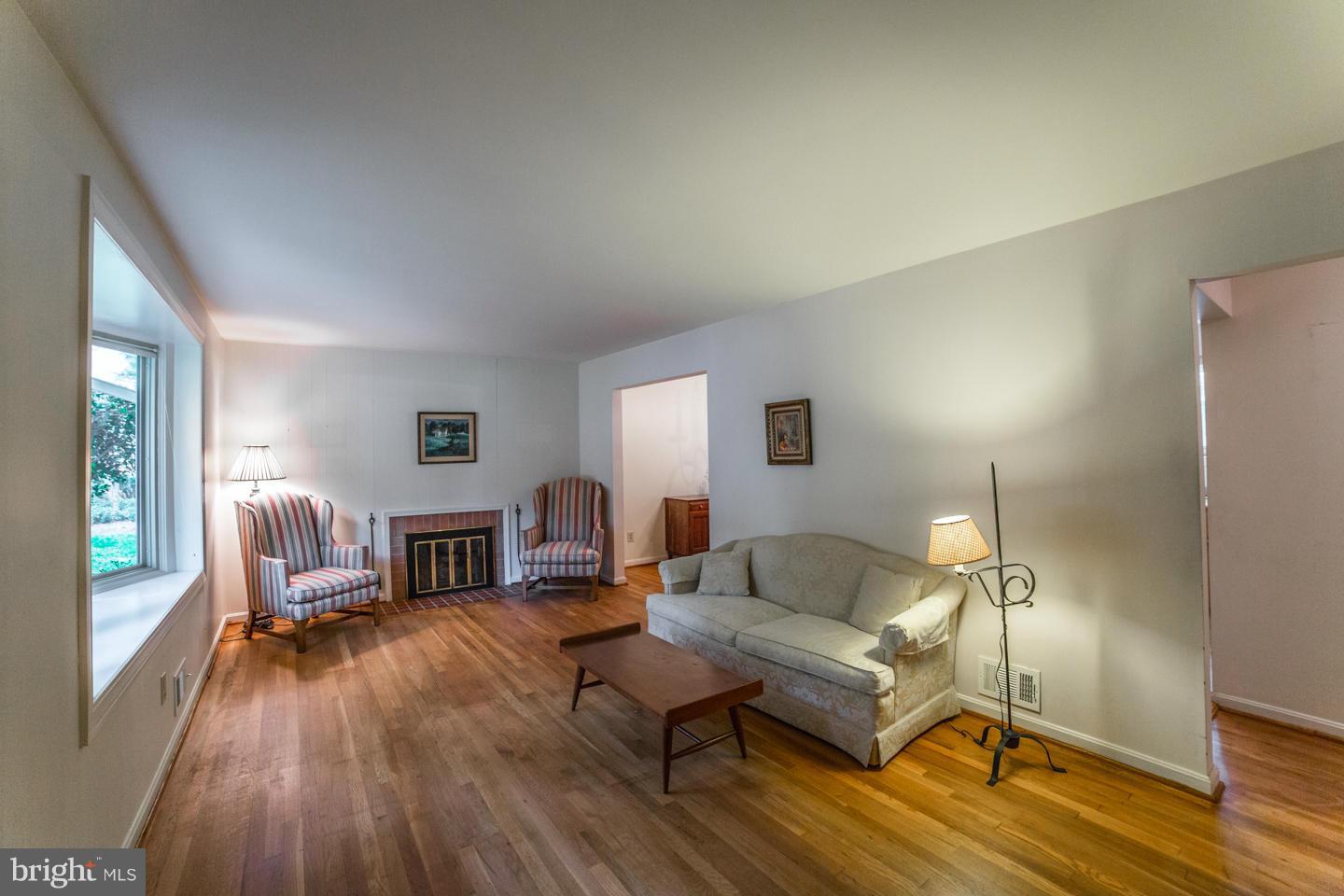 8666 Cromwell Drive Springfield, VA 22151 - Photo 10 of 30 Living Room