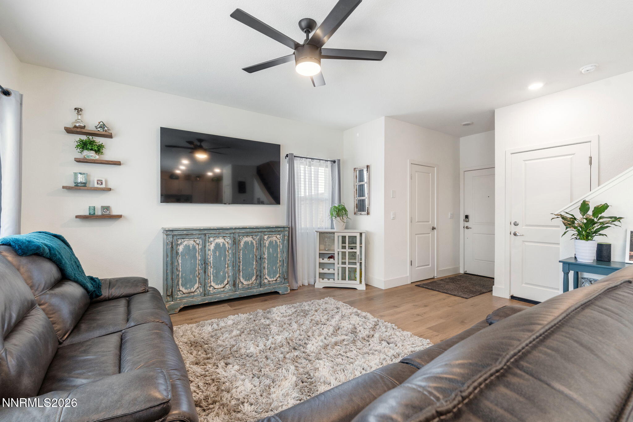 7999 Majorite Way Sparks, NV 89436 - Photo 5 of 26 a living room with furniture and a flat screen tv