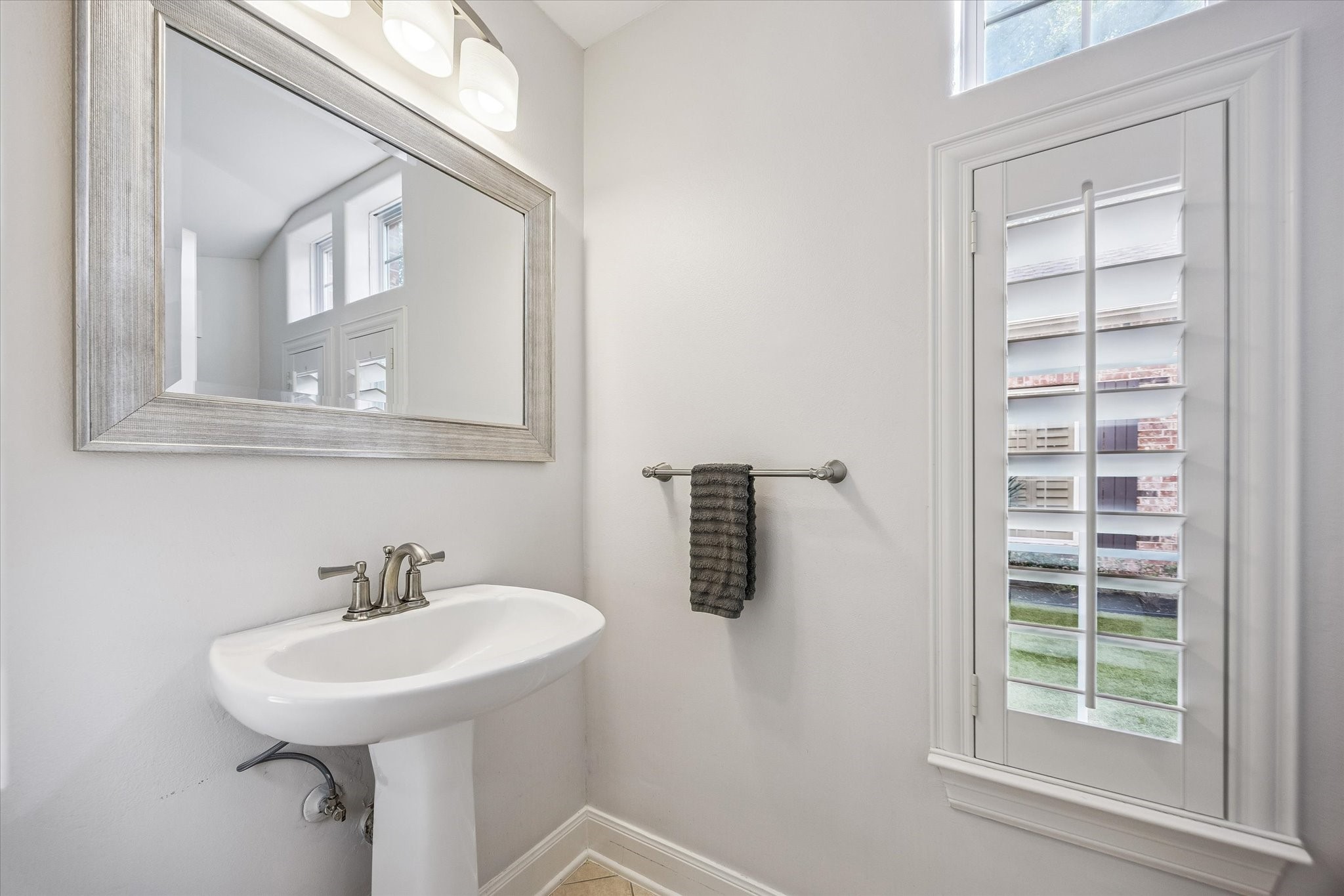 3047 Bonnebridge Way Boulevard Houston, TX 77082 - Photo 41 of 50 Guest powder room featuring stylish fixtures and finishes.