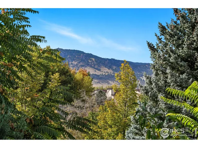 a view of a houses with a yard