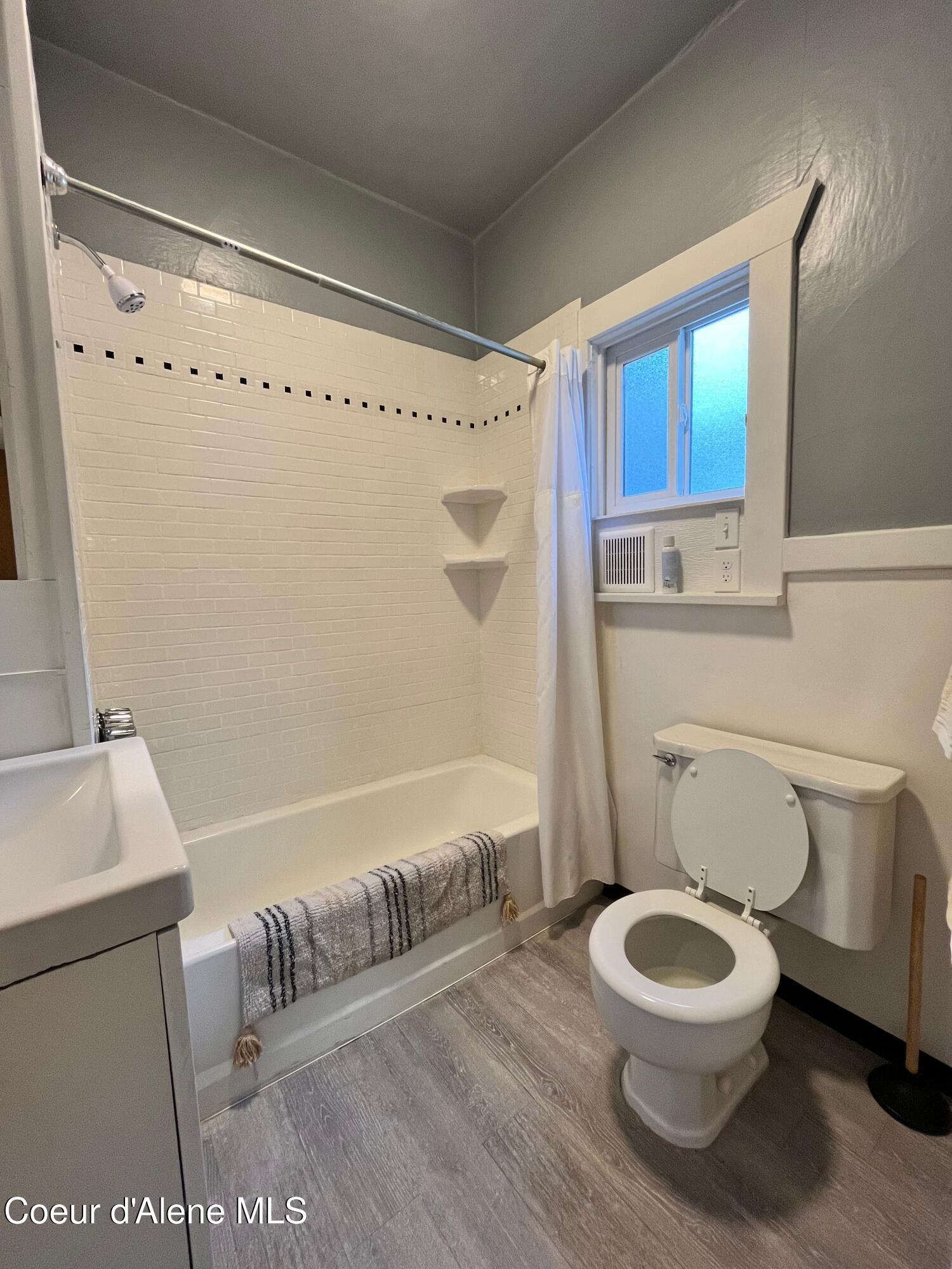 132 King Street Wallace, ID 83873 - Photo 10 of 17 Bathroom