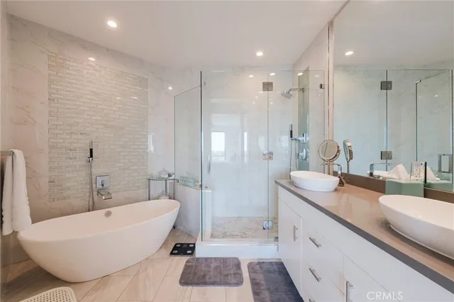 $2,499,000 | 230 Lille Lane, Unit 113, Newport Beach, CA 92663