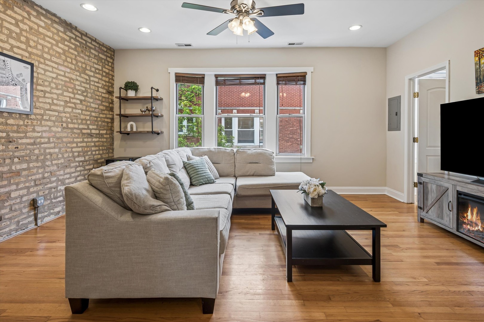 4448 North Beacon Street, Unit 3 Chicago, IL 60640 - Photo 3 of 15