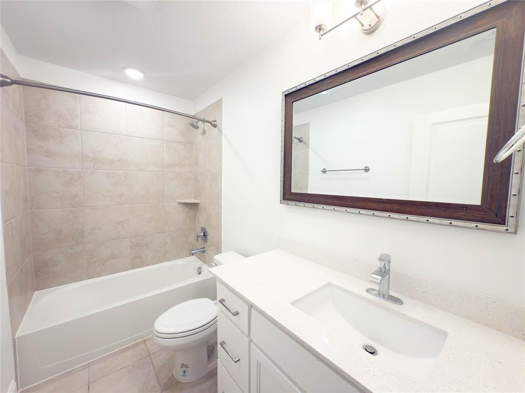 114 Settlers Way Euless, TX 76040 - Photo 33 of 38 a bathroom with a sink a toilet and a bathtub