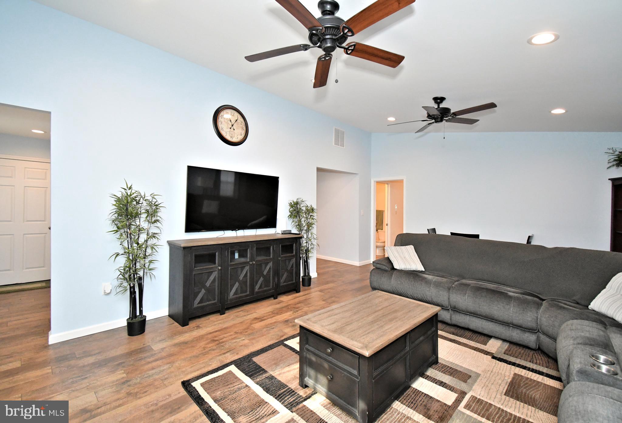 19 Walnut Lane Levittown, PA 19054 - Photo 5 of 44