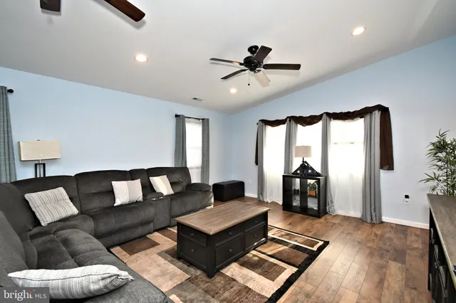 $499,900 | 19 Walnut Lane, Levittown, PA 19054