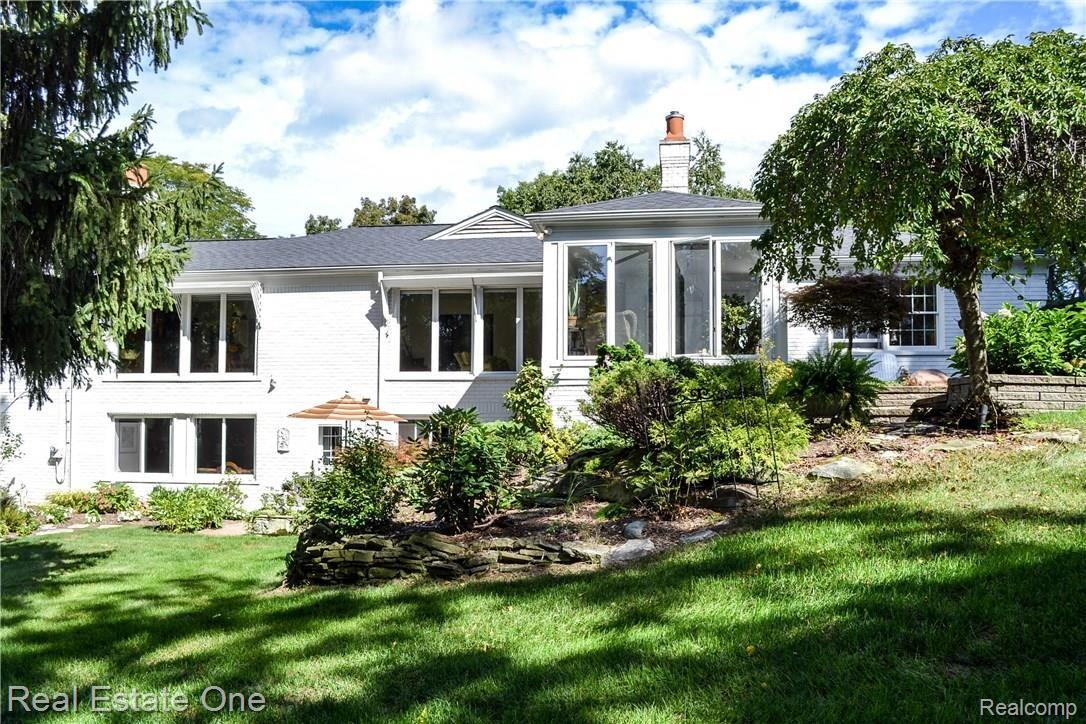 988 Top View Road Bloomfield Hills, MI 48304 - Photo 2 of 22 back view.jpg
