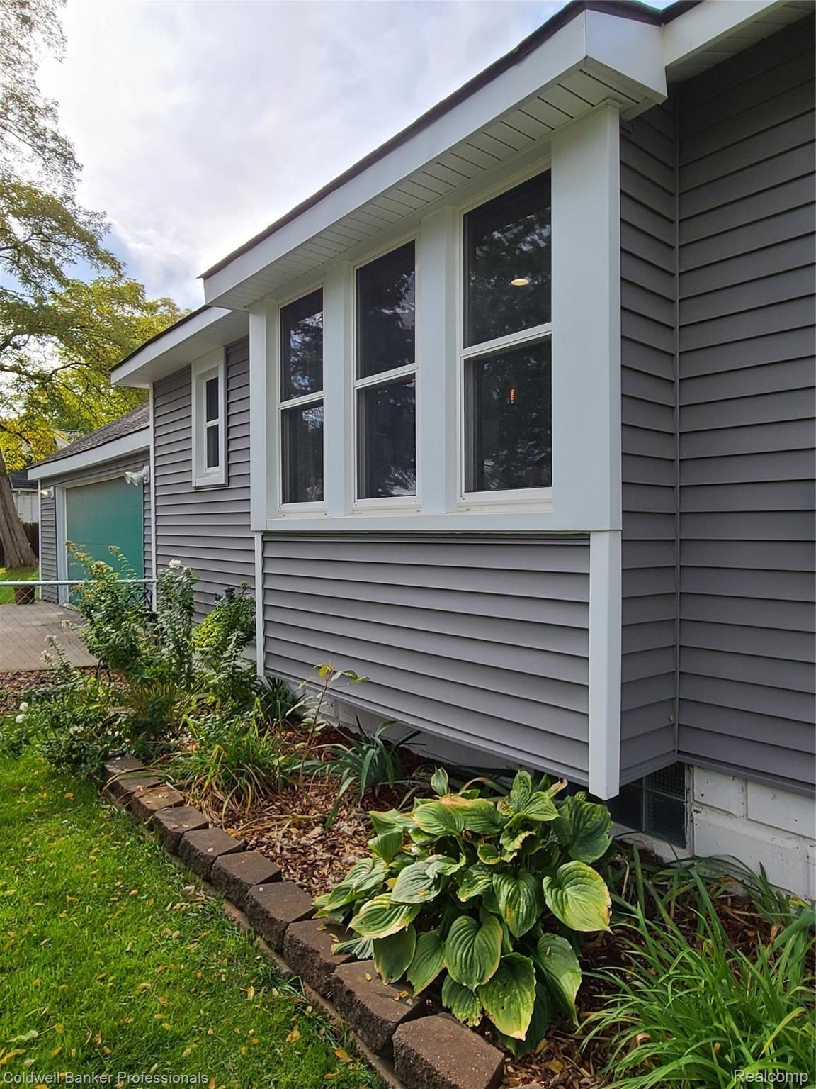 4570 Waterford Road Clarkston, MI 48346 - Photo 6 of 51 4570_Waterford_Rd__Newer siding & windows
