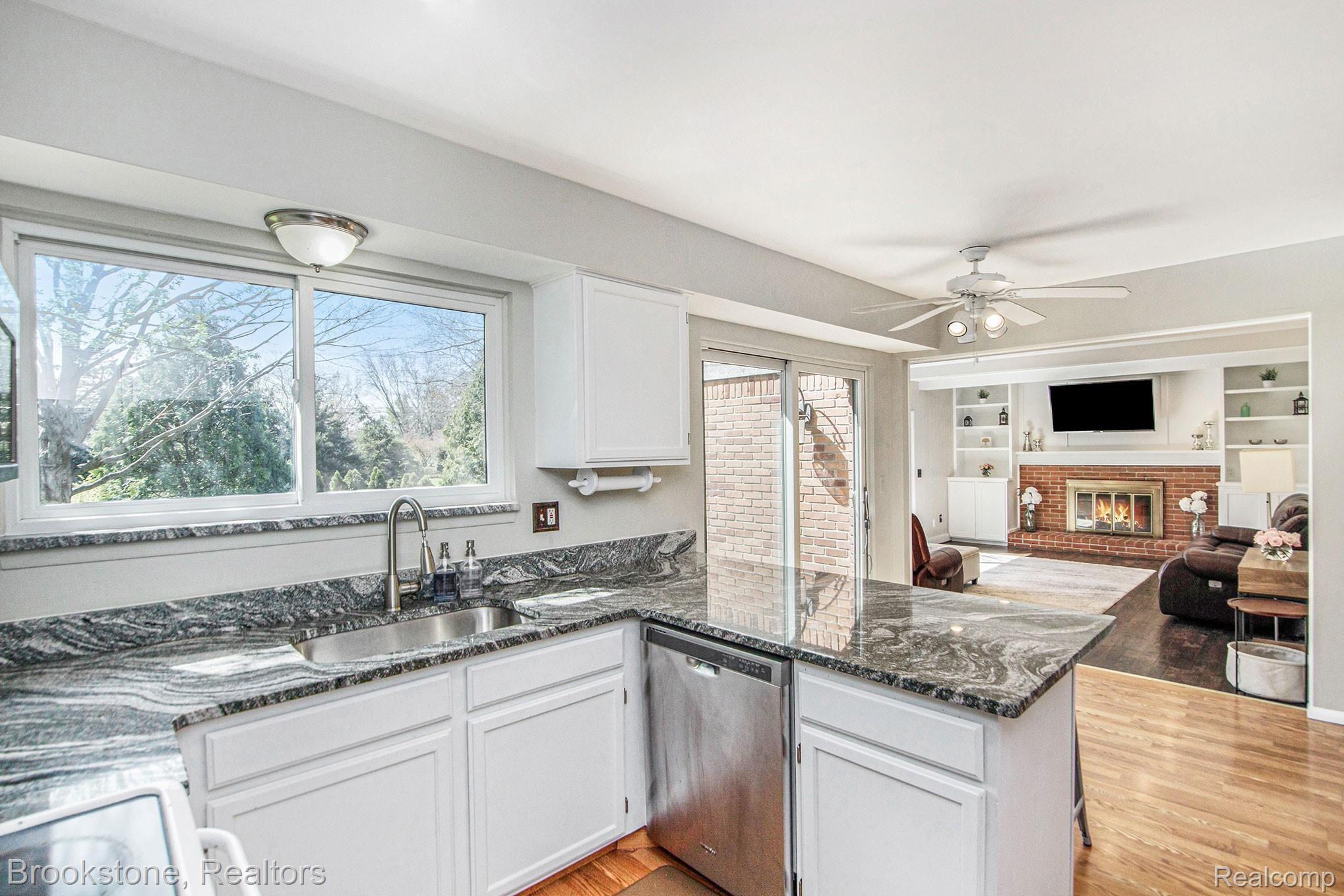 744 Baker Street Rochester, MI 48307 - Photo 12 of 38 BPG_8006.jpg