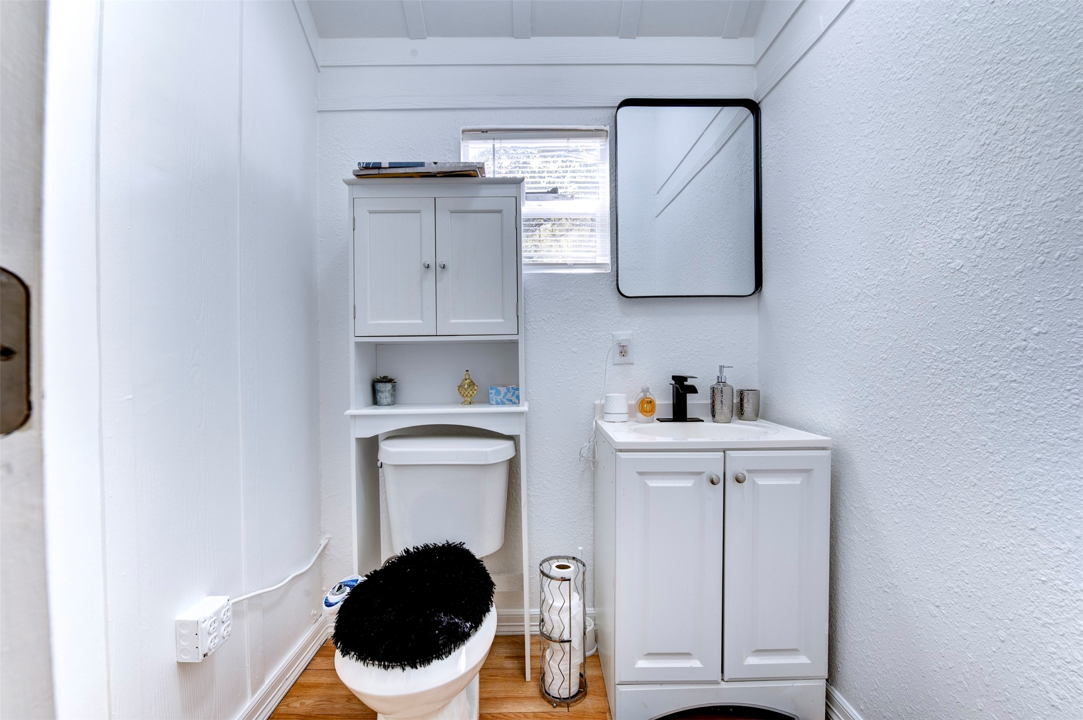 664 Jensen Drive Cleveland, TX 77327 - Photo 14 of 36 a hallway with a washer and dryer
